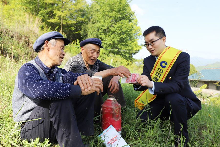 04張富清金融服務隊走進廣元市大灘鎮天池村送金融知識.jpg